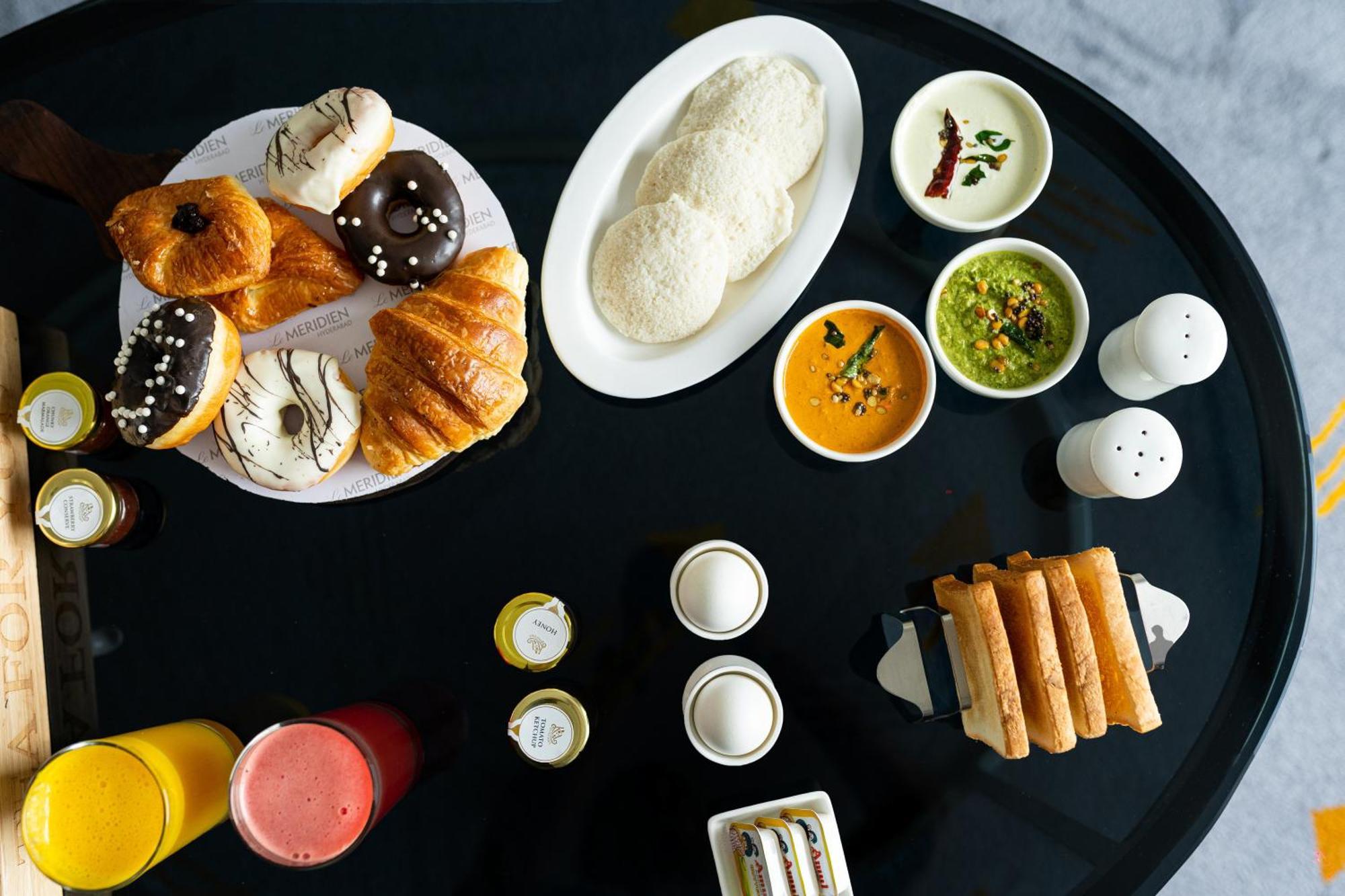 Le Meridien Hyderabad Exterior foto A breakfast buffet at a hotel