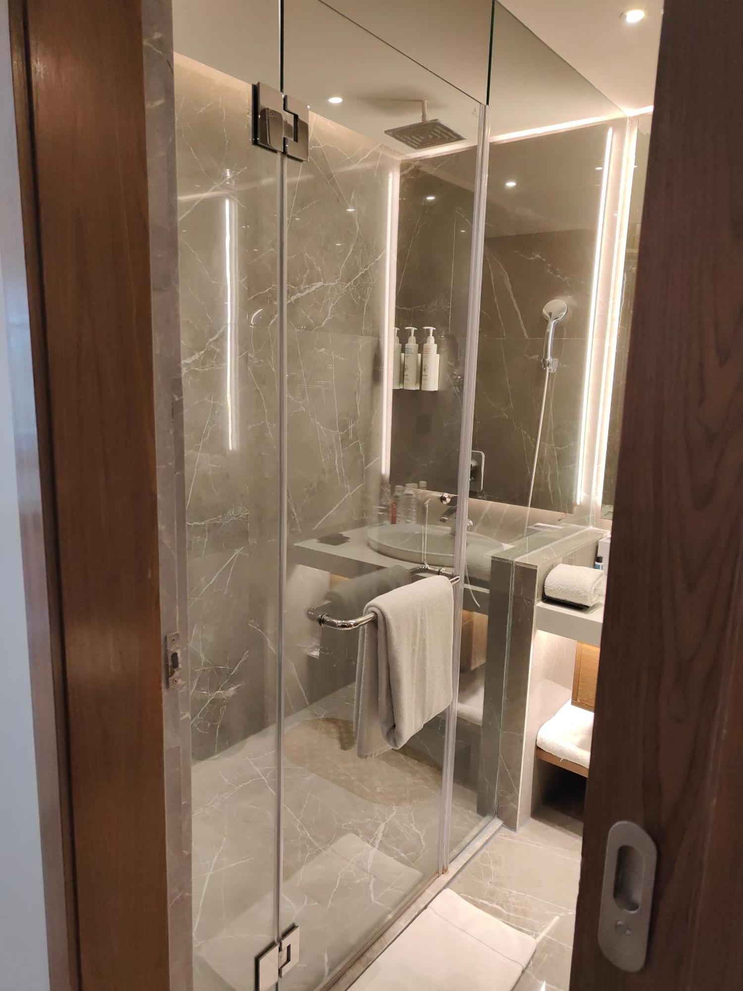 Le Meridien Hyderabad Exterior foto A shower cubicle