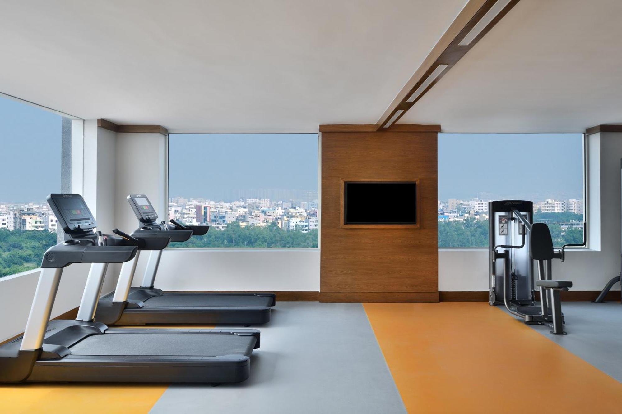 Le Meridien Hyderabad Exterior foto The gym at the hotel