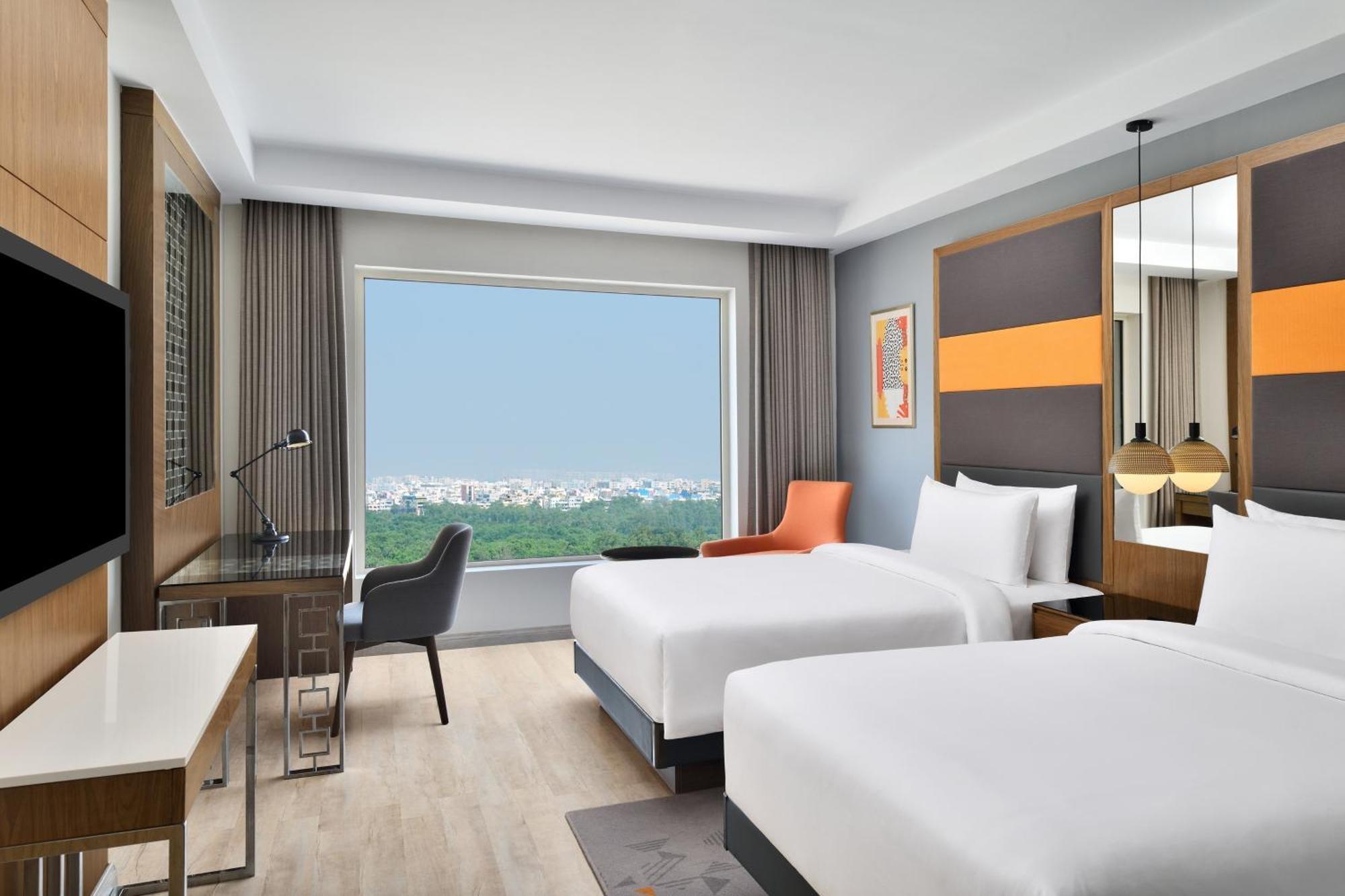Le Meridien Hyderabad Exterior foto A guest room at the hotel